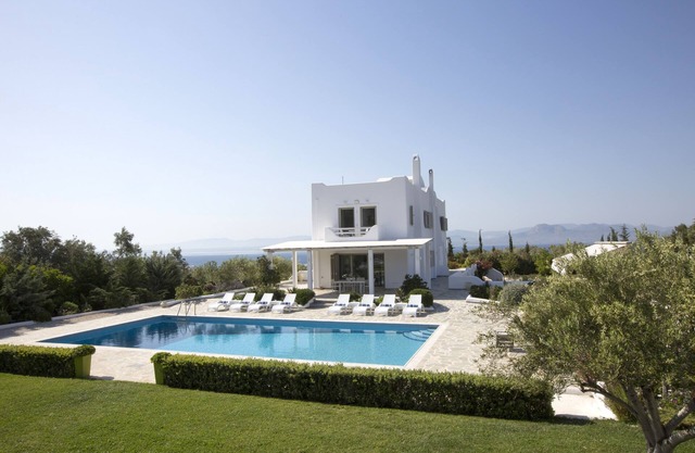 Luxury Villa in Loutraki with private pool and spacious outdoor space