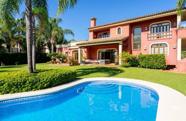 Luxury villa in Marbella (Guadalmina Baja)