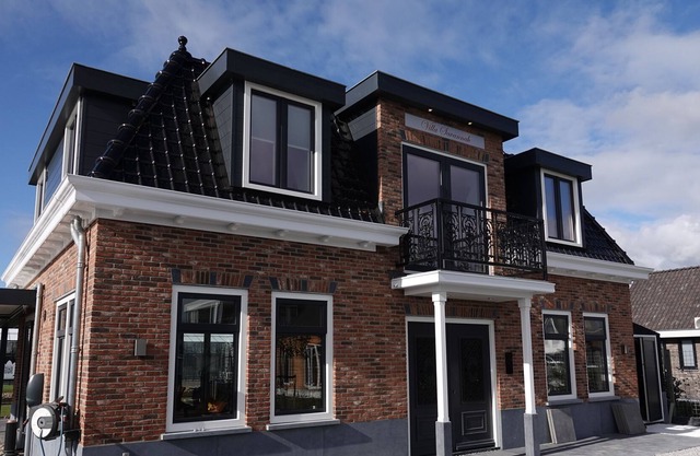 Luxury villa fully equipped, located on the water