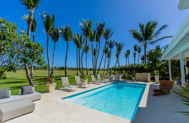 Luxury Villa Paradiso with GOLF view, CHEF and housekeeping incl.