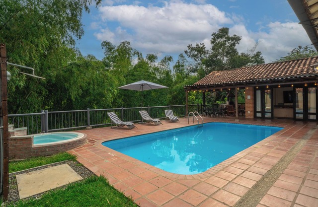 Luxury Villa Pool Jacuzzi Spa Maid/Cook 5 min from Panaca Park.