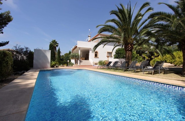Luxury Villa Private Pool, Sea 500m, AirCon, Games room, Close to Town