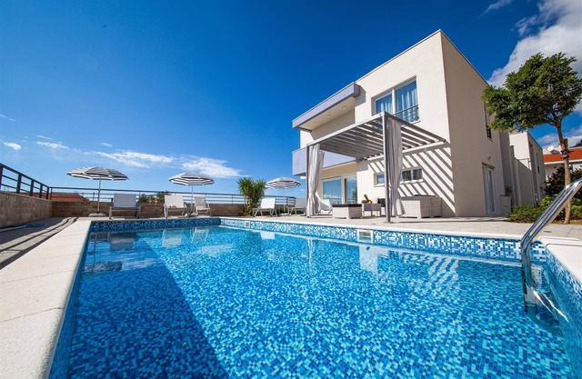 Luxury Villa Red Silk with Pool