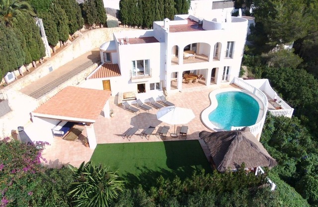 Luxury Villa sleeps 10-11 people - near Beach and Village