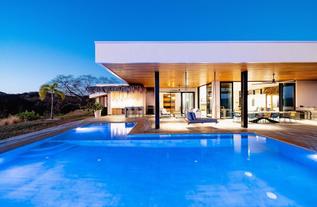 Luxury Villa, Stunning Views! Sleeps 8