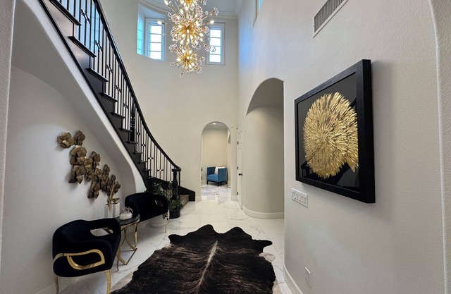 Luxury Villa!Unbeatable location, near freeways, shops