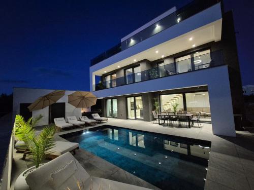 Luxury Villa Vesper- Private Heated Pool, Hot Tub, Rooftop terrace