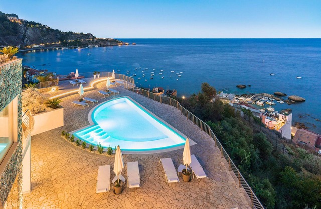 Luxury villa with pool, sea view, 20 pax, Giardini Naxos, Sicily