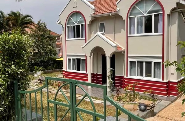 Luxury villa with a king-size bed in Butabika