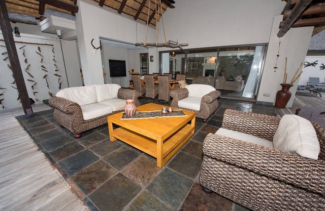 Luxury villa with a swimming pool in Hoedspruit