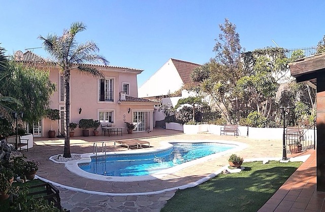 Luxury villa with pool and full gym 500m from the beach and marina