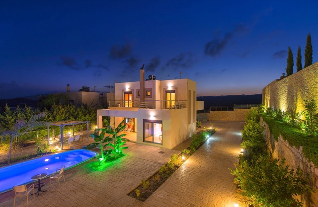 Luxury Villa with Private Pool @ Extremely Fast Internet Connection (STARLINK)