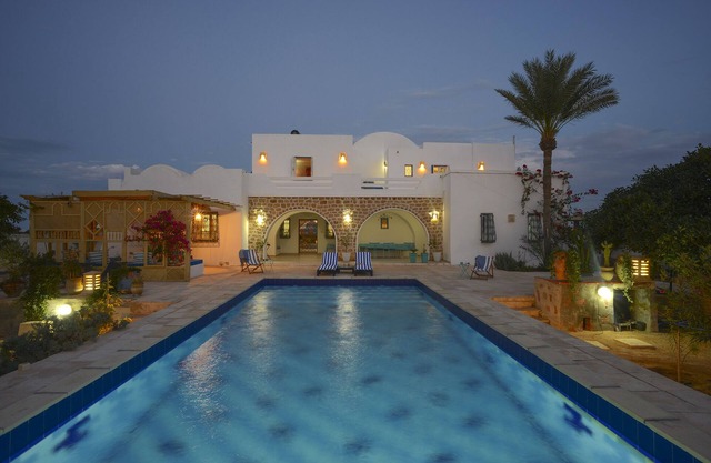 Luxury villa with private pool by the sea, air conditioned, 12 pers