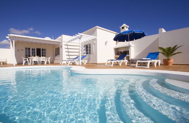 Luxury Villa With Private Heated Swimming Pool, Free Wifi, Smart TV