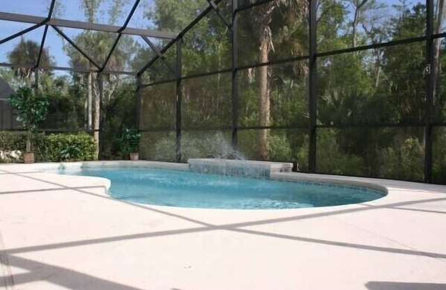 Luxury villa with south facing pool; 15 minutes from DisneyWorld