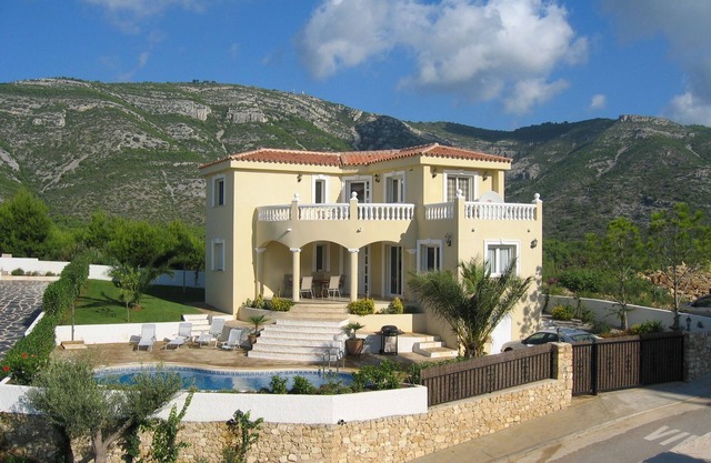 Luxury Villa With Spectacular Views And Private Heated Pool and Wifi