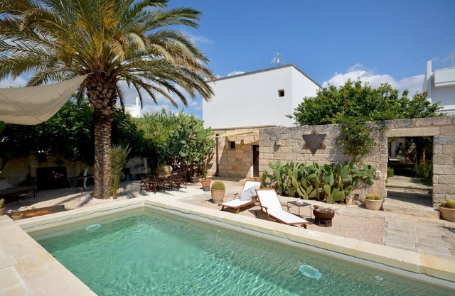 Luxury villa with swimming pool near the sea