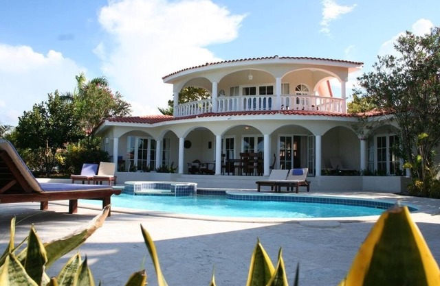 Luxury villas with 6 bedrooms