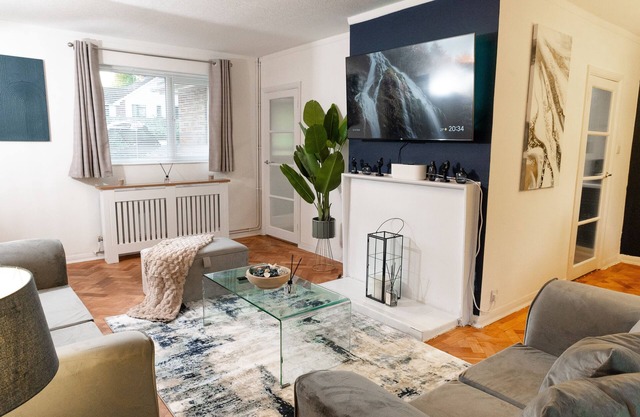 Luxury Virginia Water 3BR | Thorpe Park | Heathrow