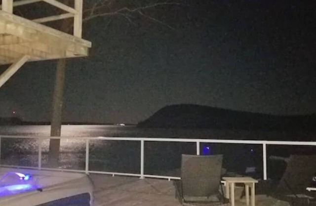 Luxury w/FIRE PIT, HOT TUB, KAYAKS by the water! PEACEFUL, PRIVATE & THE VIEW!
