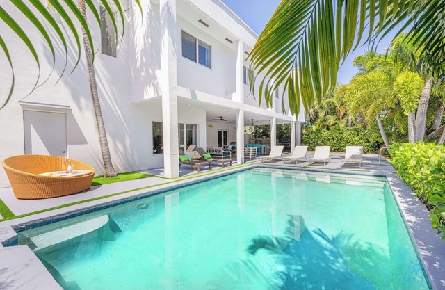Luxury Waterfront Home 5BR-4BTH & Pool