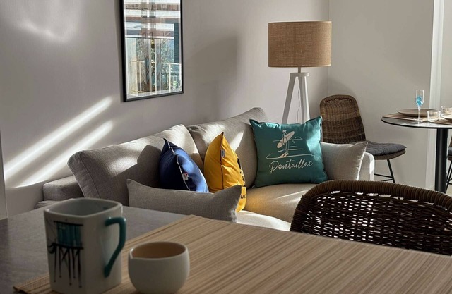 Luxury Waterfront Apartment with Beach Access in Pontaillac - Sleeps 4