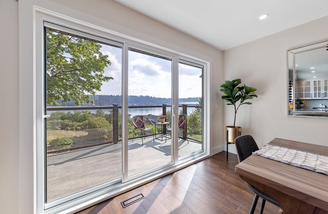 *Luxury Waterfront* beautiful and peaceful retreat