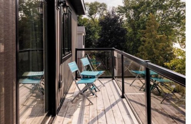 Luxury Waterfront Cottage (5,000 sqft w/Hot Tub)nn