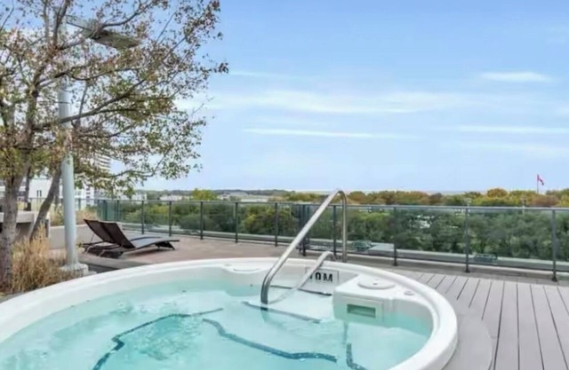 Luxury Waterfront Downtown Condo w/Pool & Parking