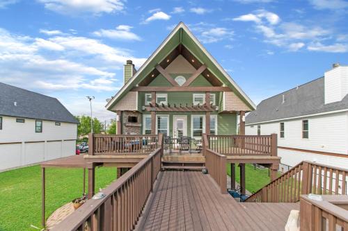 Luxury Waterfront Home Family and Pet Friendly Near Surfside Beach 11 Mins