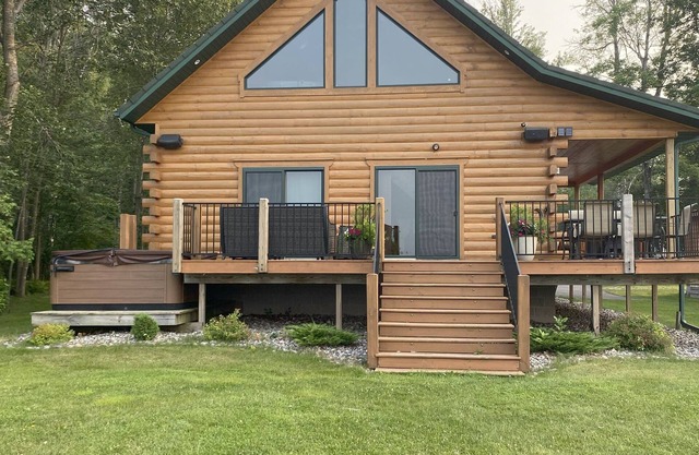Luxury Waterfront Log Cabin . Memories Abound