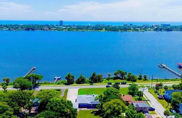 Luxury Waterfront Retreat near Daytona Beach