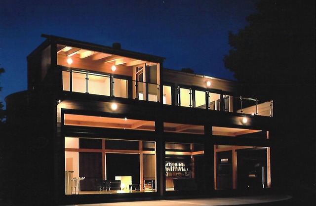 Luxury waterfront home on W. Grand Traverse Bay. Soaking tub. Kayaks.