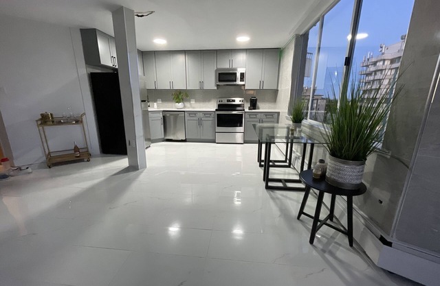 Luxury West End Penthouse, 4 minutes from the beach