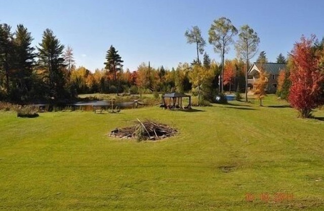 Luxury Wood Resort with lake access, close to town, family-friendly,sleeps 8-12