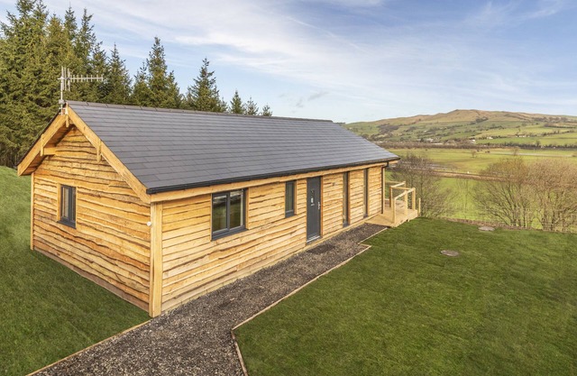 Luxury Woodside Lodge 1 with hot tubs