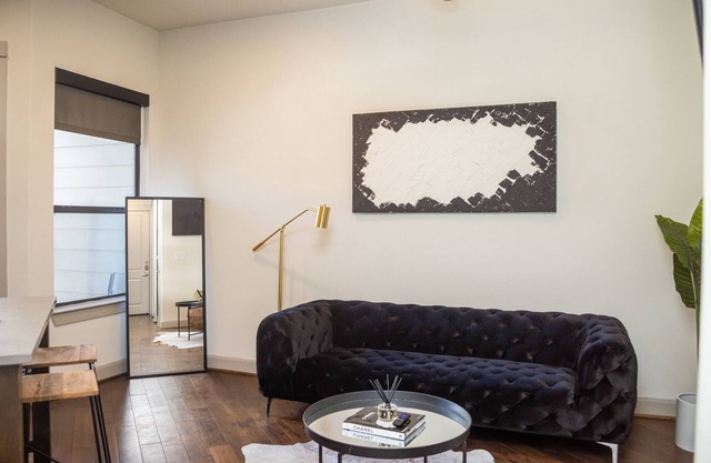 Luxx Galleria w/King bed + pool views