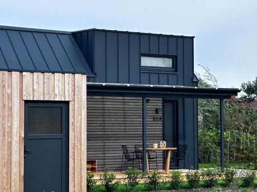 Lykke Huus Tinyhaus am Meer mit Fasssauna