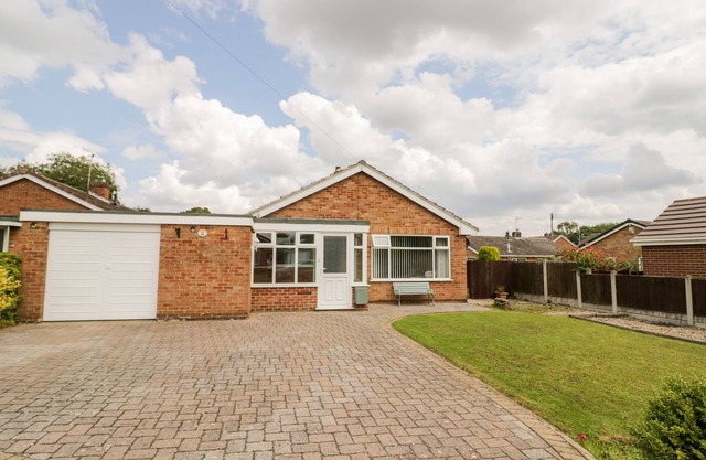 LYNSTED LODGE, pet friendly, with a garden in Ashby-De-La-Zouch
