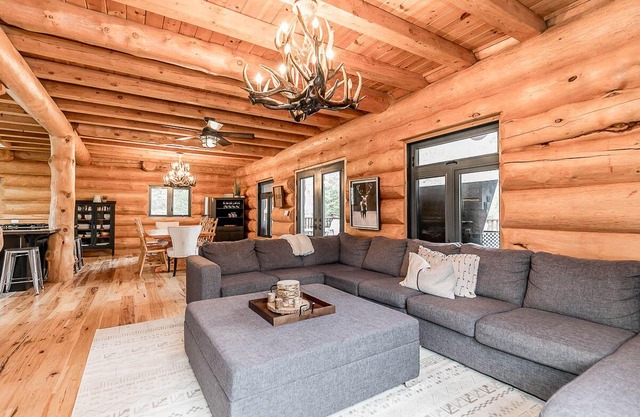 Lynx Lake Lodge w/private beach, Sauna and ample sleeping for large groups!