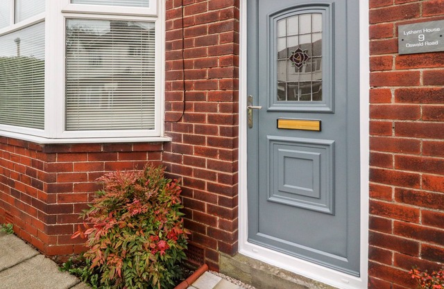 LYTHAM HOUSE, pet friendly, with a garden in Lytham St. Annes