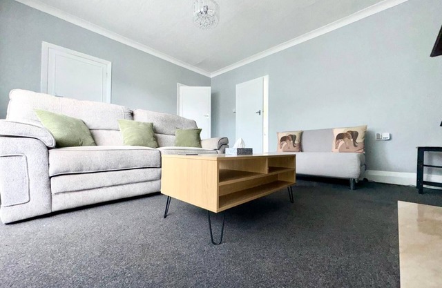 M1 Link 2 Bed House Wifi Parking,Contractors