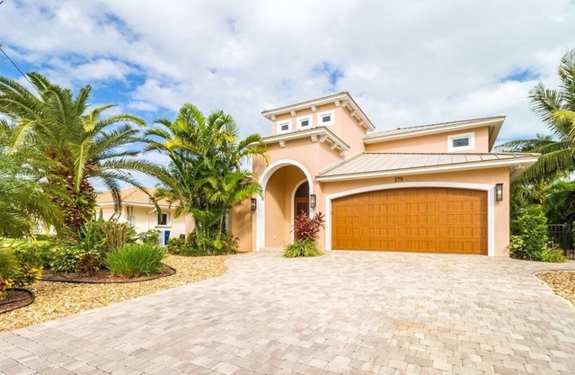 M12 - Beautiful house in Key Colony offering 4 bedrooms, pool and dockage!