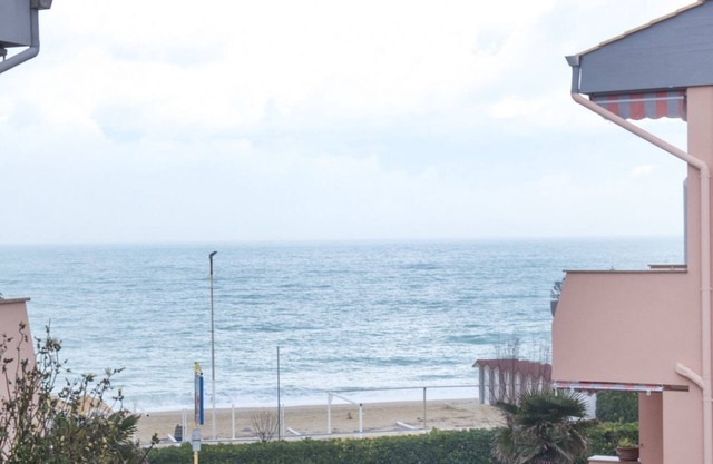M126 - Marcelli, three-room apartment facing the sea in a residence with swimmin
