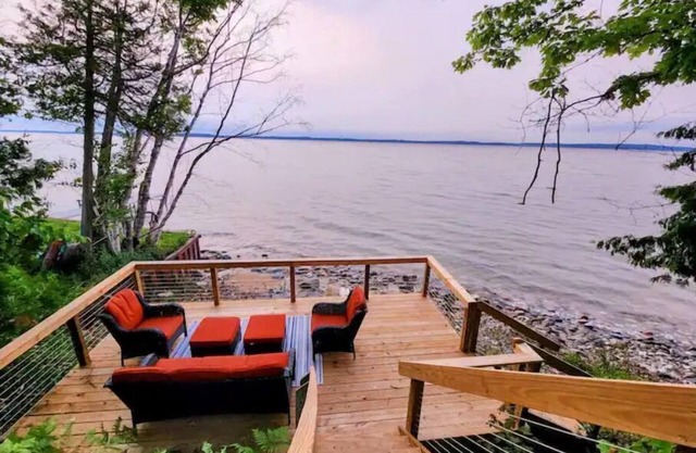 M22 Hemlock House-Renovated lakefront home