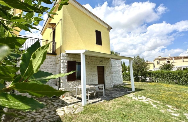 M375 - Marcelli, two-room apartment with garden in a residence with swimming poo