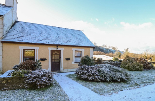 MACHLUD HAUL, pet friendly, with a garden in Llanybydder