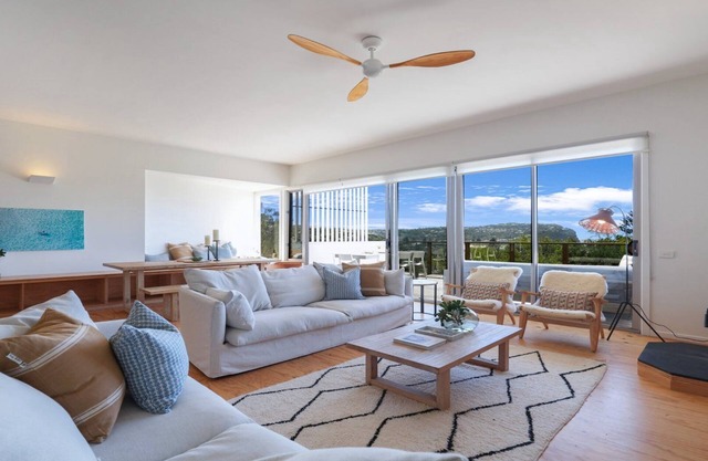 Macmasters Beach House - Spacious Architect-designed house with panoramic ocean views, a leafy 250m stroll to the beach