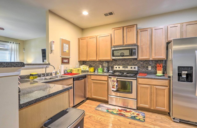 Macon Townhome w/ Patio, 5 Miles to Downtown!