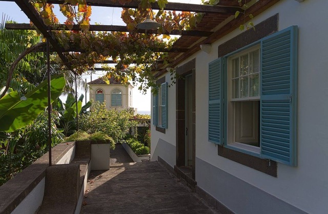 Madalena Do Mar: Ancient house by the sea, in a subtropical ambient